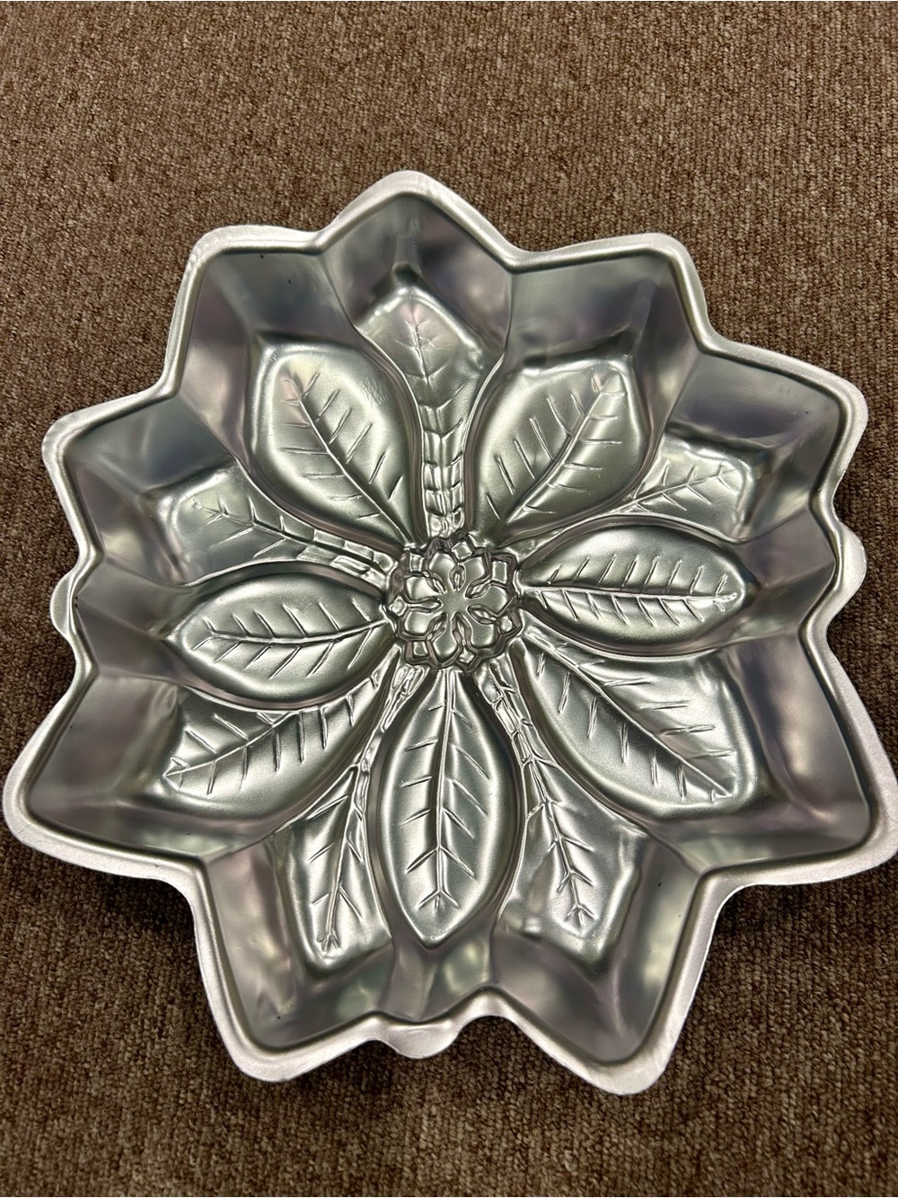 Wilton NWT vintage Poinsetta cake pan